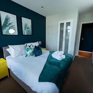 https://apt-top-floor-with-free-parking.brighton-hotels-england.com